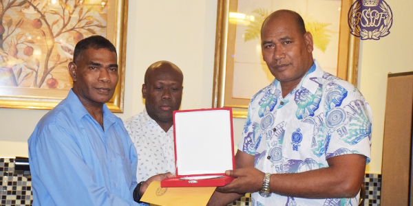 Commissioner Mr. Mostyn Mangau present  a plaque to Mr Ian Bara.
