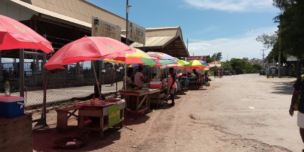Illegal Market stalls pop up right in the heart of Gizo Town.