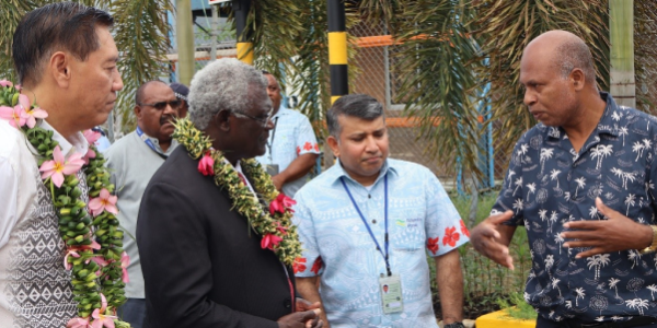 SIPA Chief Information and Systems Officer, Ellison Pade, explaining to Prime Minister, Manasseh Sogavare, how the new entry gate works in the presence of the SIPA Board Chairman, Johnny Sy and CEO, Eranda Kotela.
