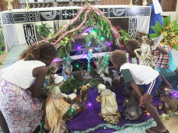Fasitoro children taking a glimpse of baby Jesus in the manger.