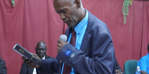 Newly elected MPA for Vonunu, Rence Sore, taking his oath as a member of the Western Provincial Assembly on Monday this week. Mr Sore is one of the two MPAs vying for the premiership. Photo by ULUTAH GINA.