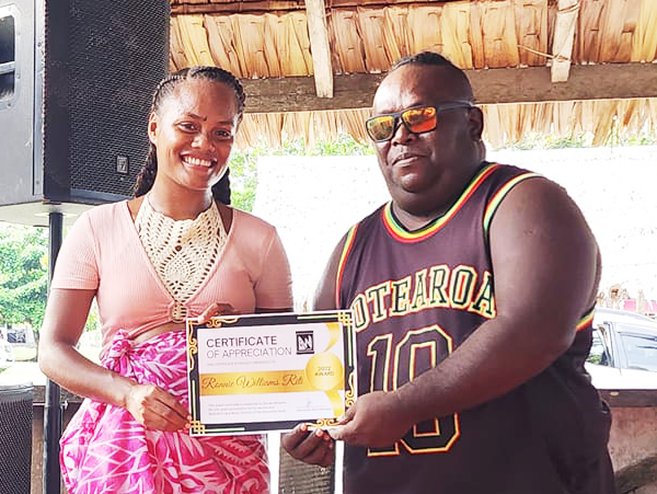 Paeva receiving a certificate of Appreciation from Ms Solomon Tiare Haro – Photo, Floyd Manata.