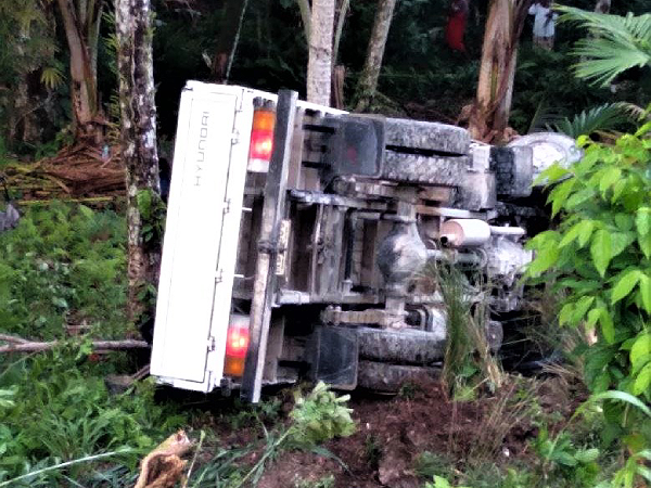 Passenger truck that involved in an early morning accident at Ambu near Auki. Picture by Douglas Mete.