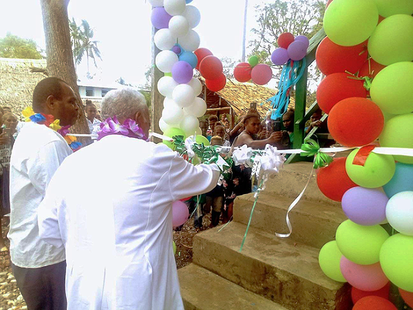 Reverend Eric Takila, left, and Pastor of Teiniu Community cutting the ribbon to officially open the new guest house. Photo by Felix Bosokuru.