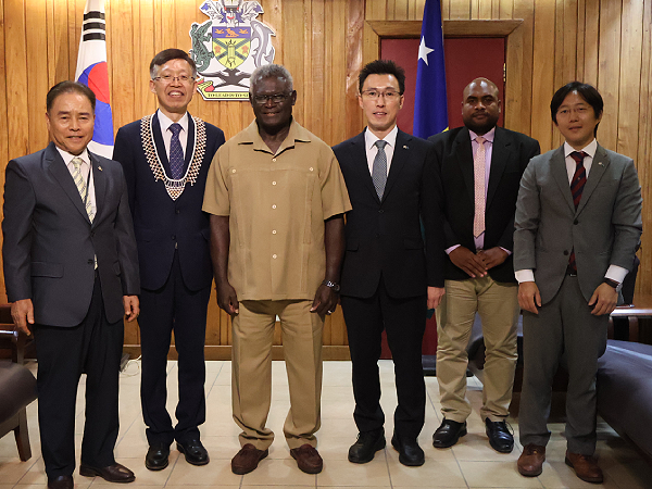 His Excellency Ho-jeung KANG and his delegation with the PM Sogavare at the Prime Minister’s office.