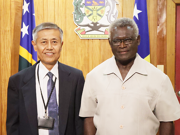 PM Sogavare (right) and Japan’s ambassador to Solomon Islands