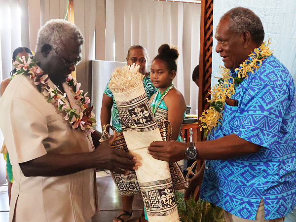 PM receiving a gift from SIPEU President and PS MID Stephen Maesiola.