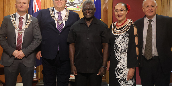 PM Sogavare (centre), members of the New Zealand Foreign Affairs, Defence and Trade Committee Delegation and NZ HC H.E Schwass.