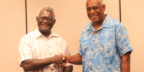 Vanuatu’s Prime Minister, Ishmael Kalsakau, right, presenting a gift to his Solomon Islands counterpart, Prime Minister, Manasseh Sogavare. Photo by PM’s Press Secretariat