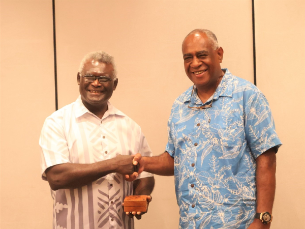 Vanuatu’s Prime Minister, Ishmael Kalsakau, right, presenting a gift to his Solomon Islands counterpart, Prime Minister, Manasseh Sogavare. Photo by PM’s Press Secretariat