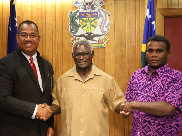 PM Sogavare (centre), Premier Tongoua Tabe (left) and Deputy Premier Harrison Pitakaka (right).