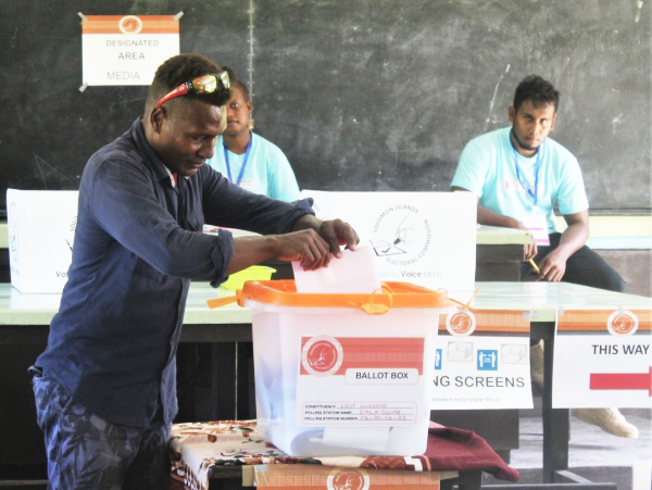 A voter casts his ballot paper at the Dala polling station. Picture by Solomon Lofana.