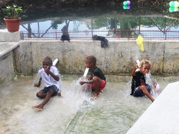 Children enjoying their bath at the newly opened Kunu water source. Picture by Wilson Saeni.