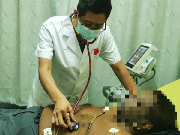 Dr Si of the China Medical Team works on the patient in an attempt to restore his condition.