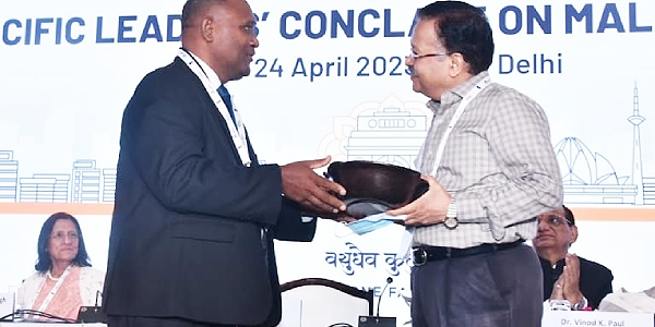 Health Minister Hon. Dr Culwick Togamana presents traditional like carved wooden bowl with wooden-carved sea horse as lid to the Government of India which was received by Mr Rajesh Bhushan.