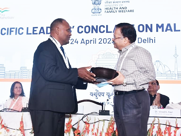 Health Minister Hon. Dr Culwick Togamana presents traditional like carved wooden bowl with wooden-carved sea horse as lid to the Government of India which was received by Mr Rajesh Bhushan.