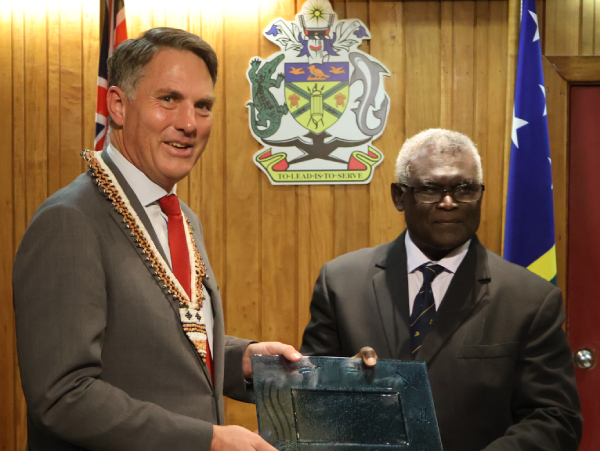 DPM Marles presenting a gift to PM Sogavare.