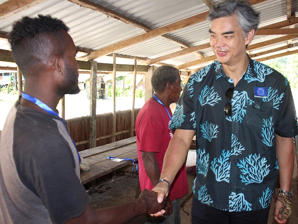 EU Ambassador H.E Sujiro Seam meet with a community member of Longapolo.