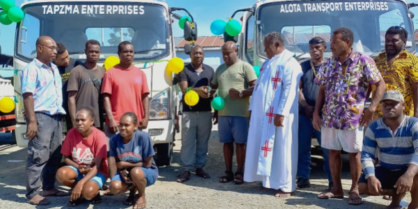 MP Veke and the Ministry of Rural Development Deputy Secretary Technical Hugo Hebala cuts the ribbon to officially hand over the vehicles to recipients