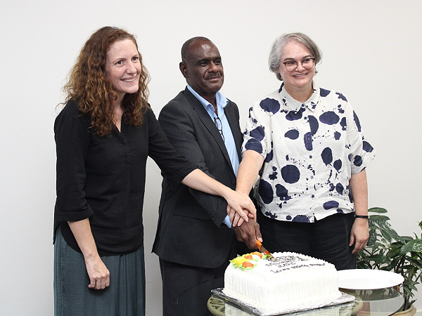 Minister of Foreign Affairs and External Trade, Jeremiah Manele cutting the milestone cake with Deputy High Commissioner of Australia, Sally Anne Vincent (Right) and New Zealand Deputy High Commissioner to Solomon Islands, Kate Bradlow. Photo, MFAET.