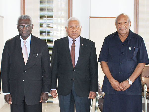 PM Sogavare (L) GG, Sir David Vunagi (C) and Speaker of National Parliament Sir Patteson Oti (R).