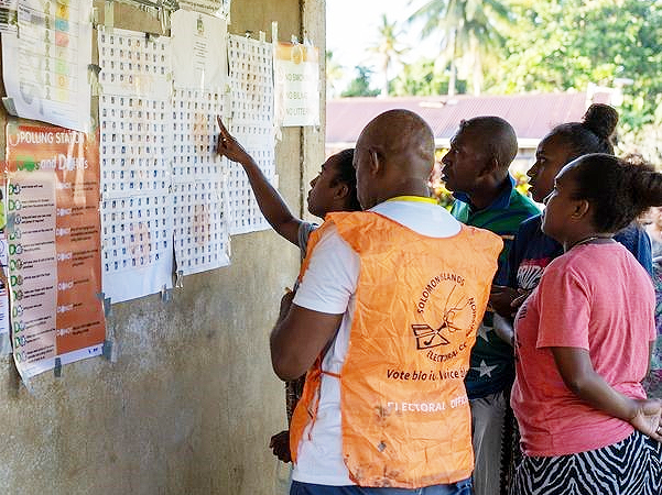 West Kwara’ae voters checking for their name on the registry list.