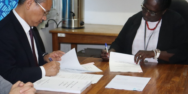 Chief Consultant of the Consortium of Fukunaga Architects-Engineers, Yachiyo Engineering Co Ltd and Binko International Limited, FUJINUMA Masaru and MHMS PS, Pauline McNeil, signing the Consultancy Agreement. Photo: MHMS.