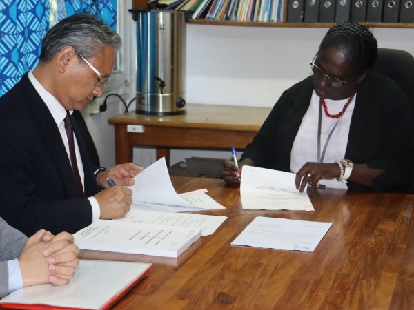 Chief Consultant of the Consortium of Fukunaga Architects-Engineers, Yachiyo Engineering Co Ltd and Binko International Limited, FUJINUMA Masaru and MHMS PS, Pauline McNeil, signing the Consultancy Agreement. Photo: MHMS.