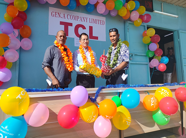 Minister Counselor Ding Yonghua (centre) with Principal Brian Vaka (right) exchanging gifts of appreciation.