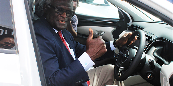 PM Mannasseh Sogavare checks out one of the latest Hyundai Santa Fe vehicles.