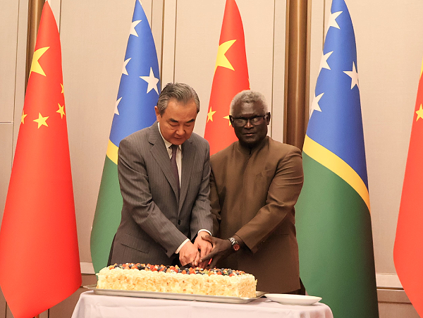 PM Sogavare MP and H.E Wang Yi, Director of the Office of Foreign Affairs Commission of the Communist Party of China’s Central Committee cutting the cake. Photo supplied.