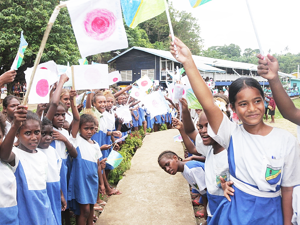 Mbokonavera Students waiting to welcome Ambassador Yoshiaki’s delegation to their school. Photo: HCC.