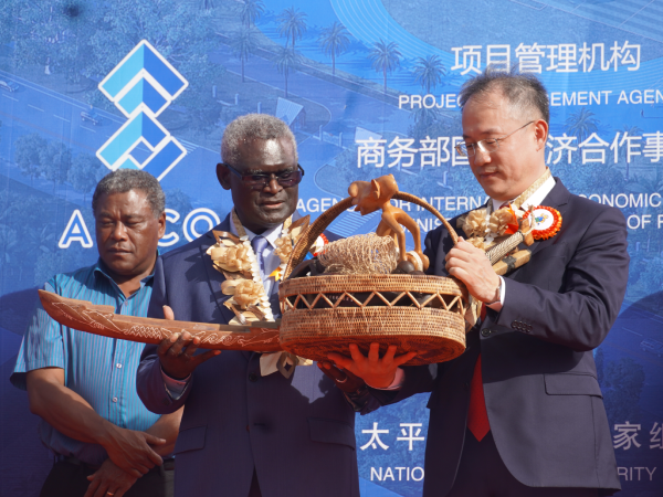 Prime Minister Sogavare presents gift to PRC Ambassador H.E Li Ming.