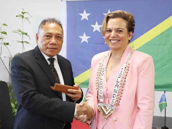 Australia’s Minister for Communications, Michelle Rowland, with her counterpartMinister for Communications and Aviation, Peter Shanel Agovaka. Photo: AHC.