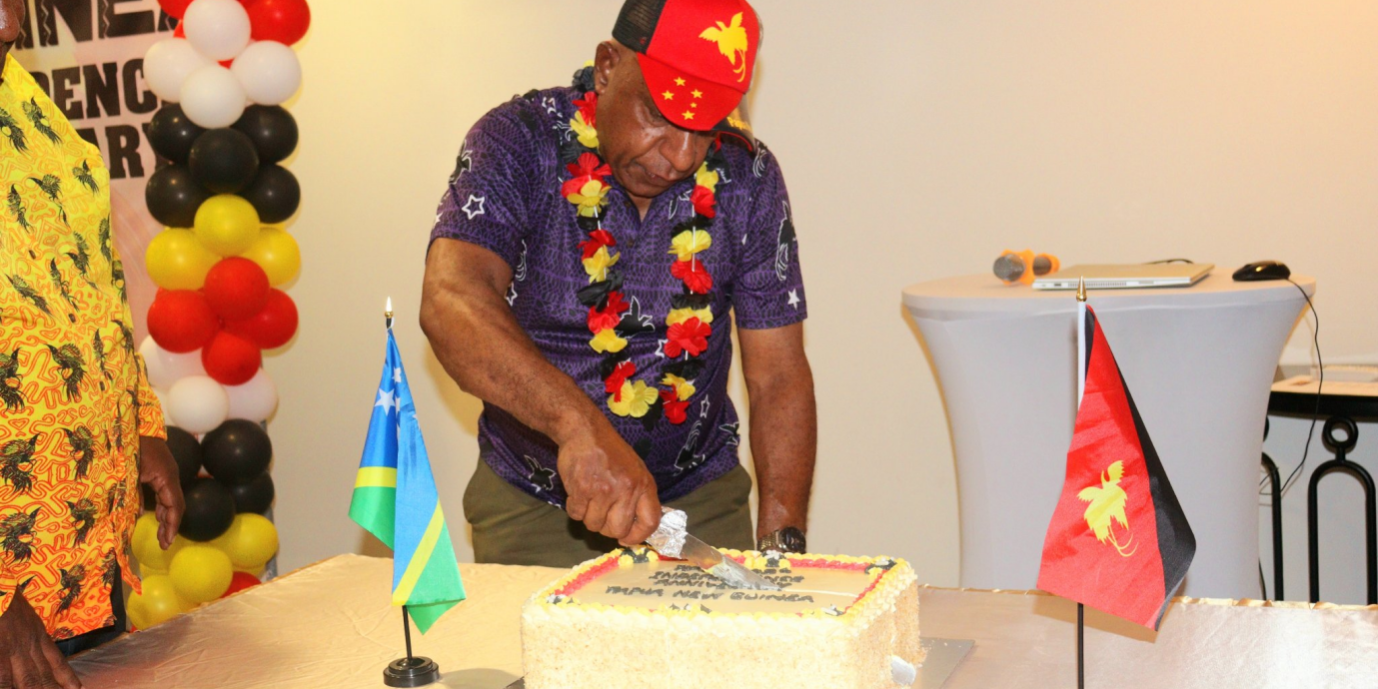 His Excellency High Commissioner Moses Kaul cutting the cake marking PNG’s 48th Independence Anniversary which fell on 16th September.