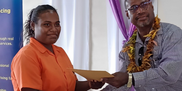 Ms Soni receiving her winning prize. Photo by CLAUDINA MELVIA.