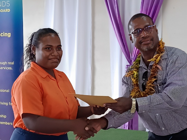 Ms Soni receiving her winning prize. Photo by CLAUDINA MELVIA.