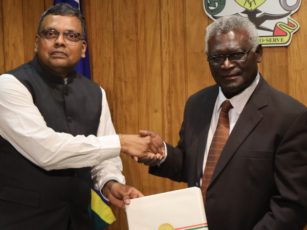 PM Sogavare receiving a gift from HE Sunaramuthi.