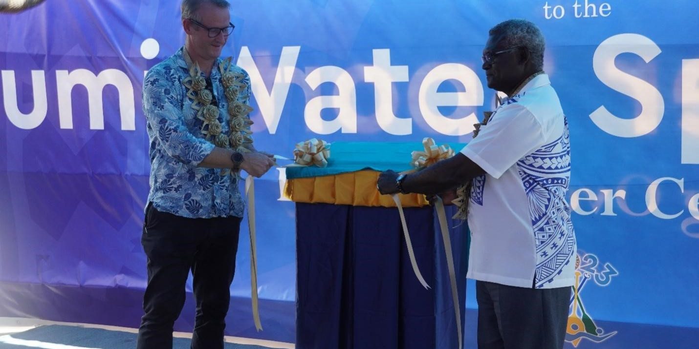 Prime-Minister-Sogavare-and-High-Commissioner-Hilton-unveil-the-plaque-of-the-Iumi-Water-Sports-Facility
