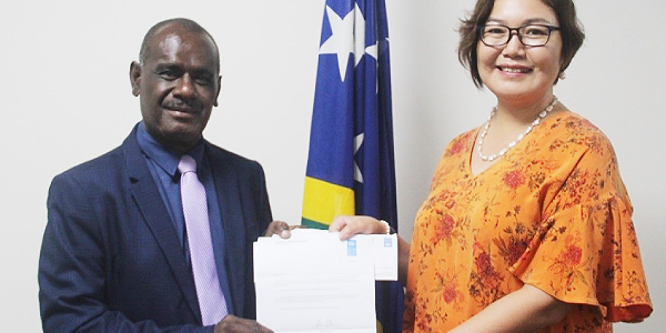 The new UNDP Resident Representative to the Solomon Islands Munkhtuya (Tuya) Altangerel presenting her Letter of Credentials to MFAET Minister Jeremiah Manele. Photo, MFAET.
