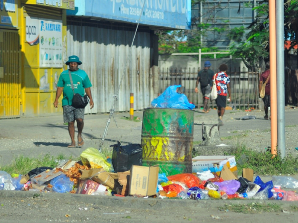 Shops in Honiara encourage customers to use shopping bags when shopping as part of a national effort initiated by the National Government to address the issue of littering and poor waste management in Honiara as seen here. Photo by Lachlan Eddie Hoe.