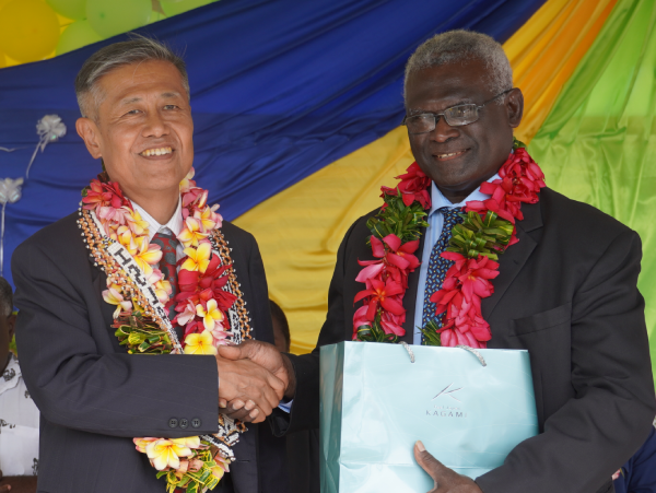 A handshake of enduring partnership between Prime Minister Manasseh Sogavare and the Japanese Ambassador to Solomon Islands Miwa Yoshiaki at yesterday’s handing over of the Japanese-funded ‘Road of Peace.’ Turn to page 3 for more stories on the event. Photo by IAN LADDS.