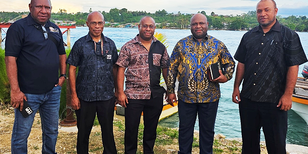 HC Soaki with the PNGICSA team in Buka prior to the border reopening ceremony. Photo supplied.