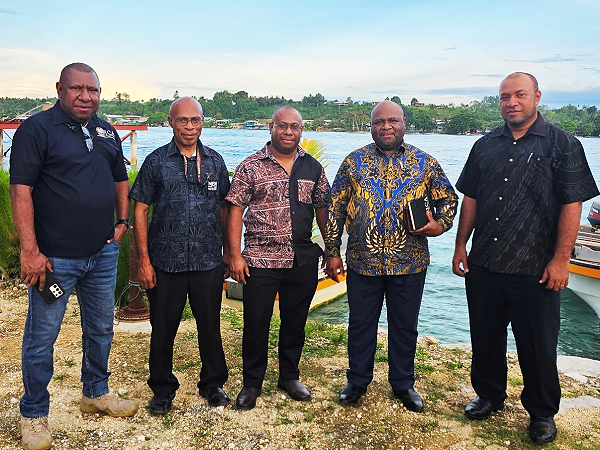 HC Soaki with the PNGICSA team in Buka prior to the border reopening ceremony. Photo supplied.