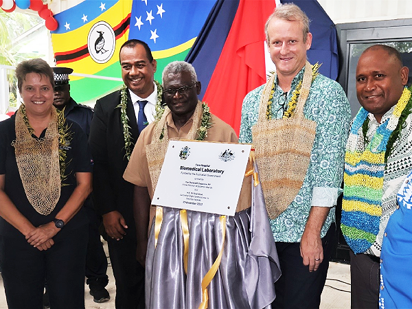 PM Sogavare, High Commissioner Rod Hilton unveil the plaque for the Taro Hospital Biomedical Lab. Photo by PM’s Press Secretariat.