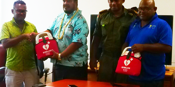 Left Dr Vae (far left) receiving one of the two defibrillators from Dr Munamua of ONOC. With them are a Royal Fiji Military Force personnel Rocky and Dr Puti of NOCSI with the other defibrillator machine. Photo by IAN LADDS.