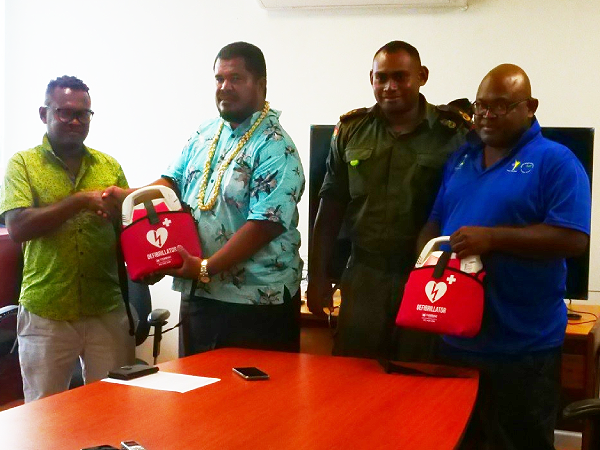 Left Dr Vae (far left) receiving one of the two defibrillators from Dr Munamua of ONOC. With them are a Royal Fiji Military Force personnel Rocky and Dr Puti of NOCSI with the other defibrillator machine. Photo by IAN LADDS.