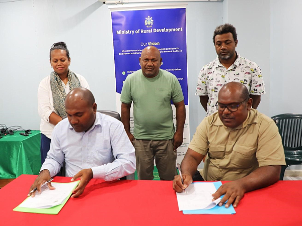 PS of MRD Dr Samson Viulu and a representative of Tawanaora community Hudson Wakio signs off the project agreement for Tawanaora primary School project witnessed by MRD officers and another representative of Tawanaora community.  Photo, MRD.