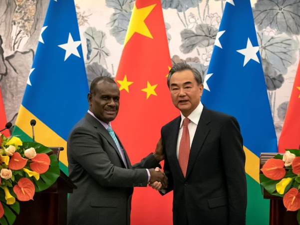 Caretaker Minister of Foreign Affairs & External Trade Jeremiah Manele and his Chinese counterpart during a visit to Beijing. Photo by citynews.