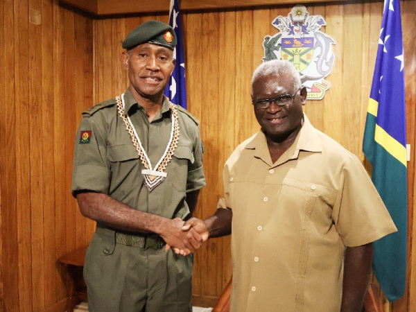 Caretaker Prime Minister Manasseh Sogavare and the contingent commander of the RFMF under SIAF, Colonel Baka. Photo by PM’s Press Secretariat.